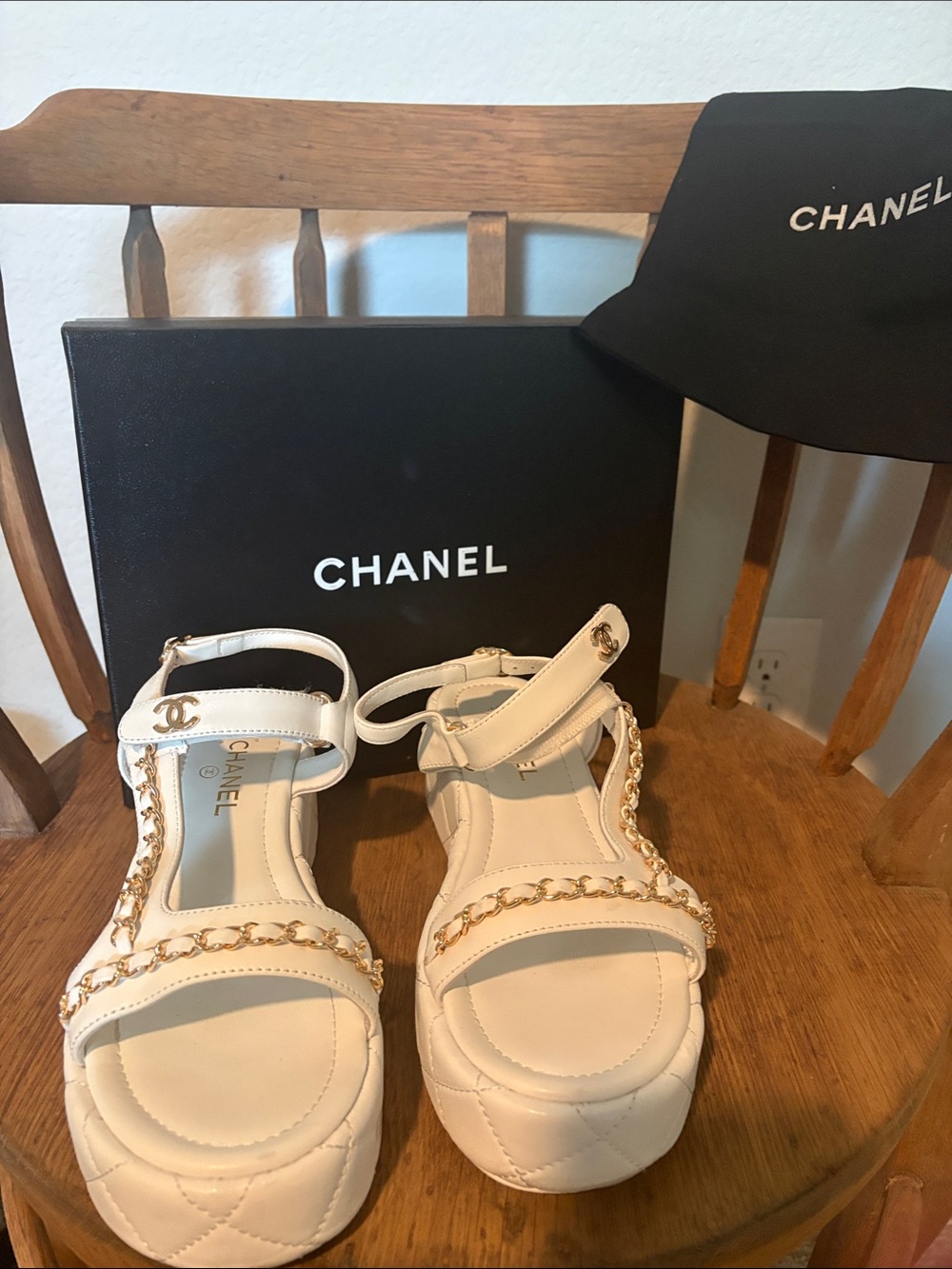 CHANEL White Quilted Leather Platform Sandals with Gold Chain Trim